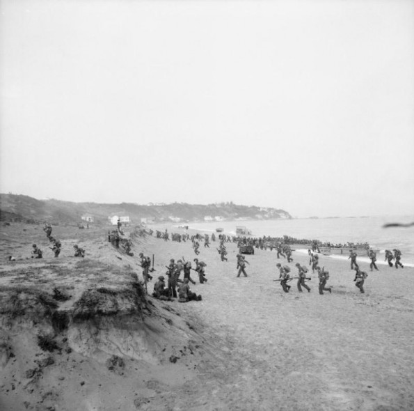 109thTorchAlgiersWadingAshoreNov8-1942